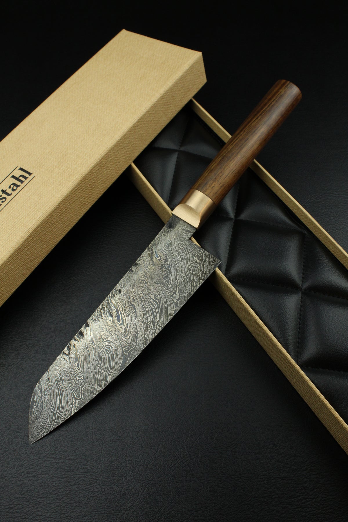 Damast-Santoku mit Torsionsmuster aus deutschem Nussbaumholz