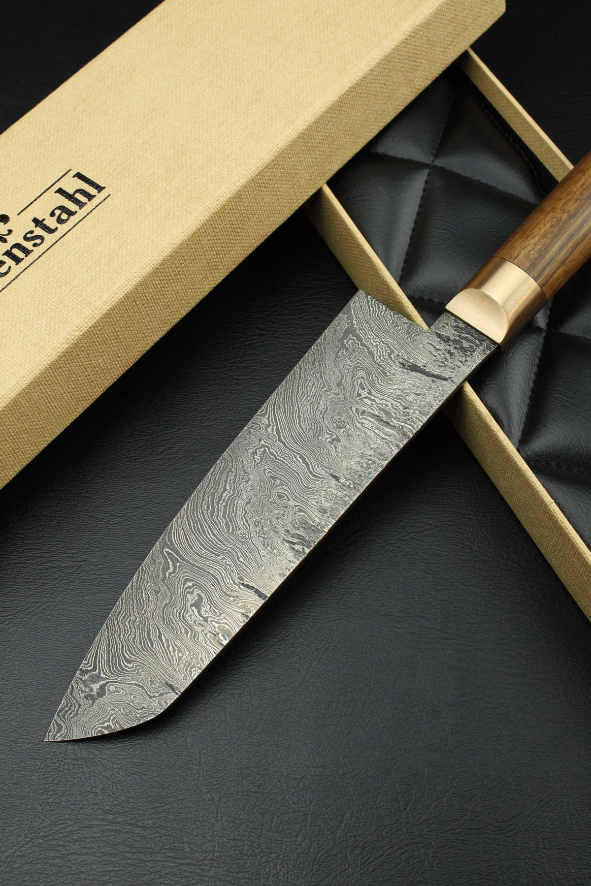 Damast-Santoku mit Torsionsmuster aus deutschem Nussbaumholz