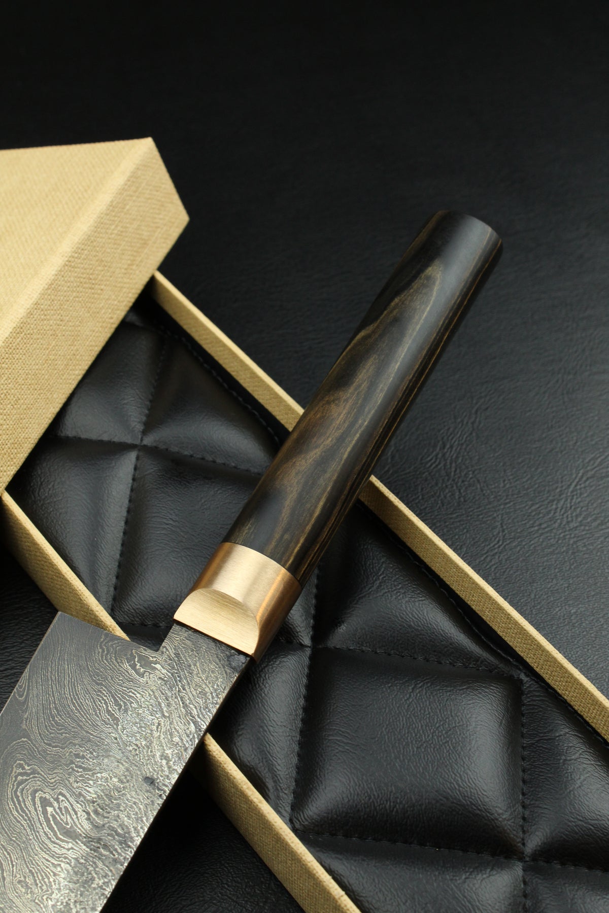 Damast-Santoku Torsion, schwarzes Ebenholz, ovaler Griff