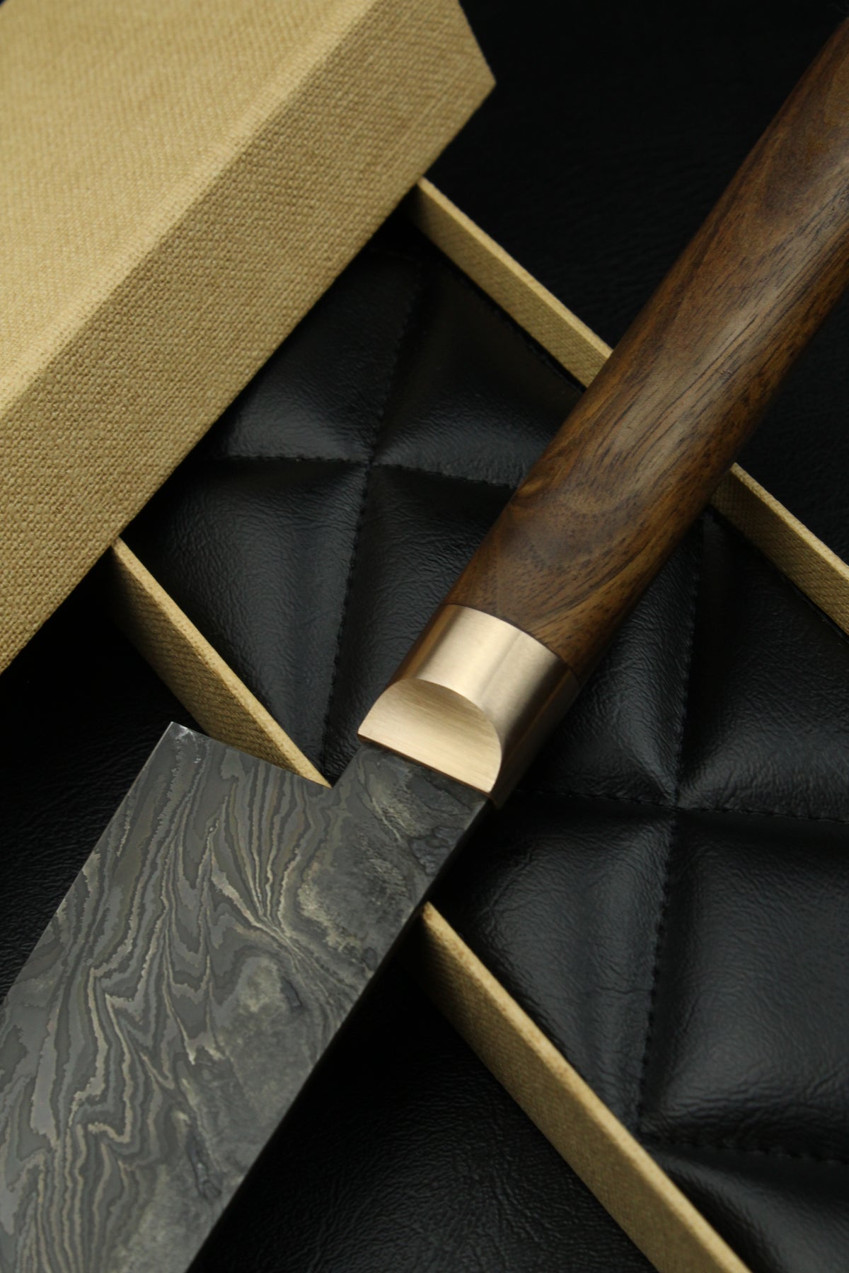 Damast-Santoku HK-Torsion schwarze Patina