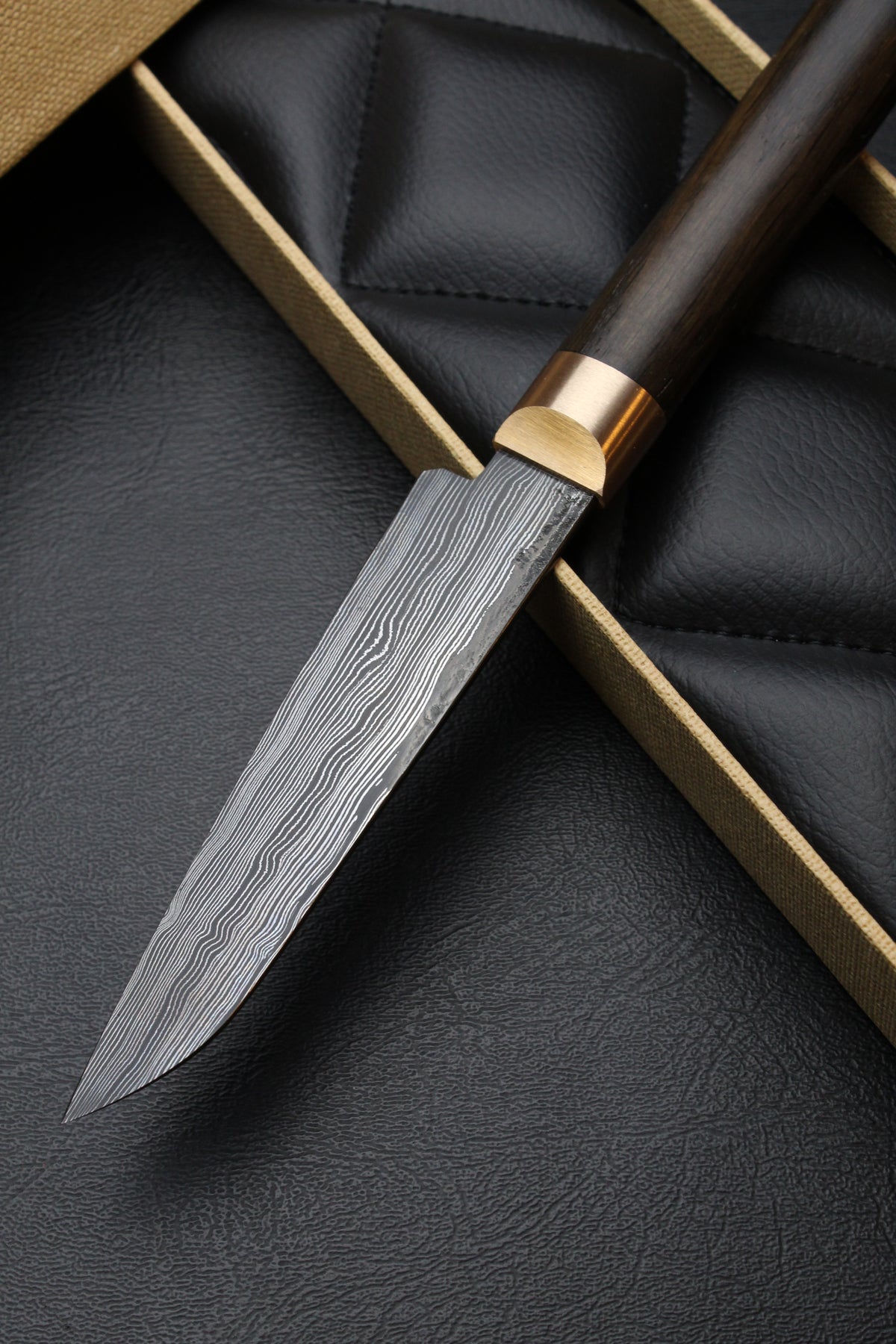 Kleines Damast-Universalmesser mit Nadelstreifen und ovaler Klinge