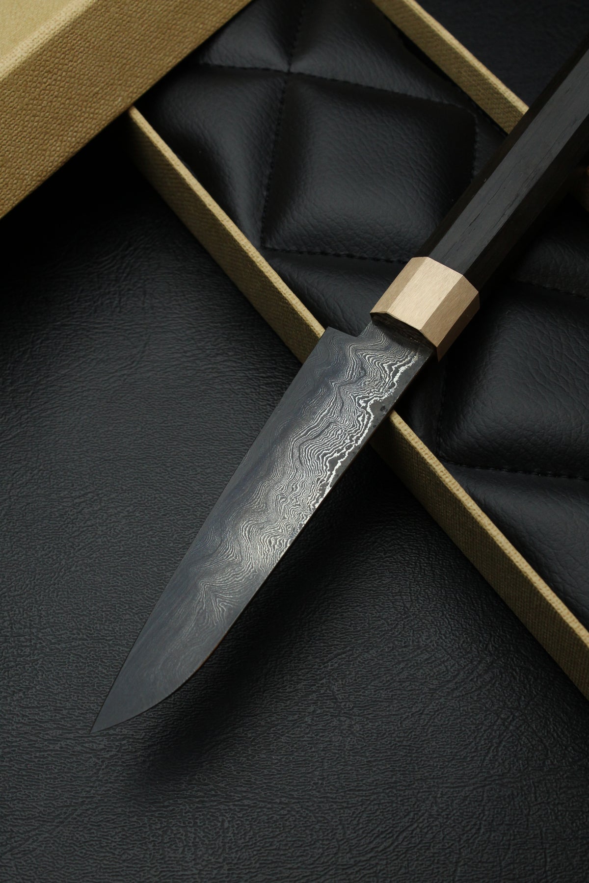 Kleines Allzweckmesser aus Torfholz mit Patina, achteckig