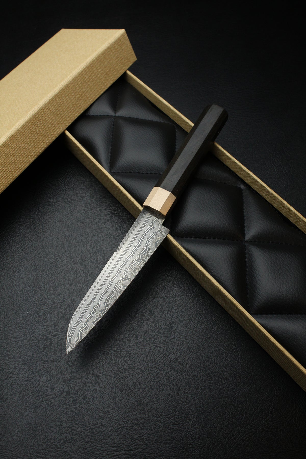 Kleines Allzweckmesser aus Torf-Eiche mit achteckiger Klinge und Nietenstreifen