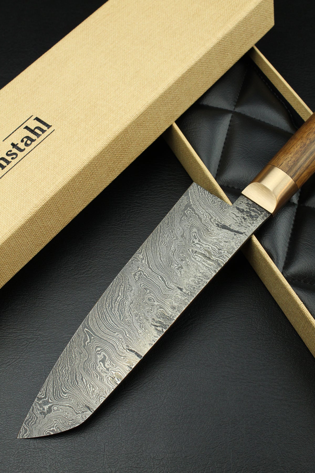 Damast-Santoku mit Torsionsmuster aus deutschem Nussbaumholz