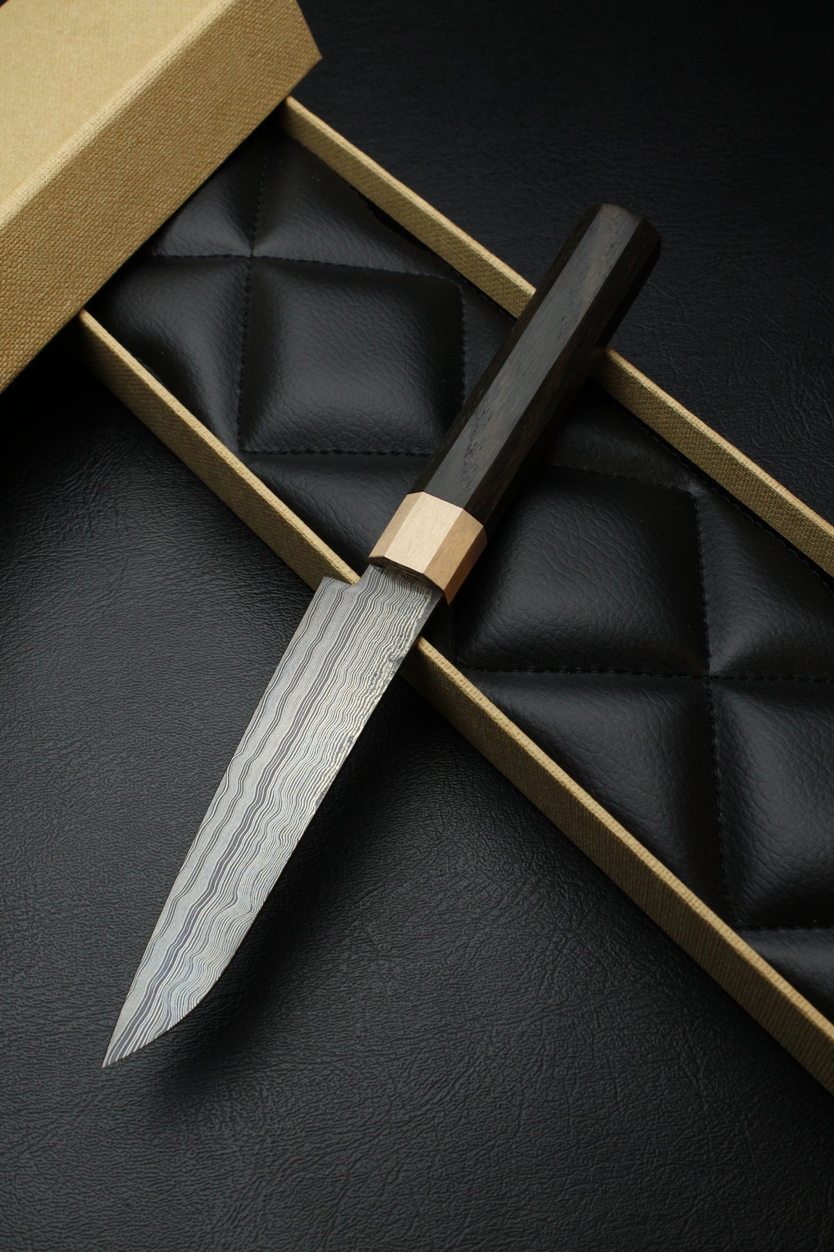 Kleines Allzweckmesser aus Torf-Eiche mit achteckiger Klinge und Nietenstreifen
